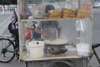 Where to Eat Jianbing in Beijing: Street Stalls, Breakfast Shops, and Ordering Tips