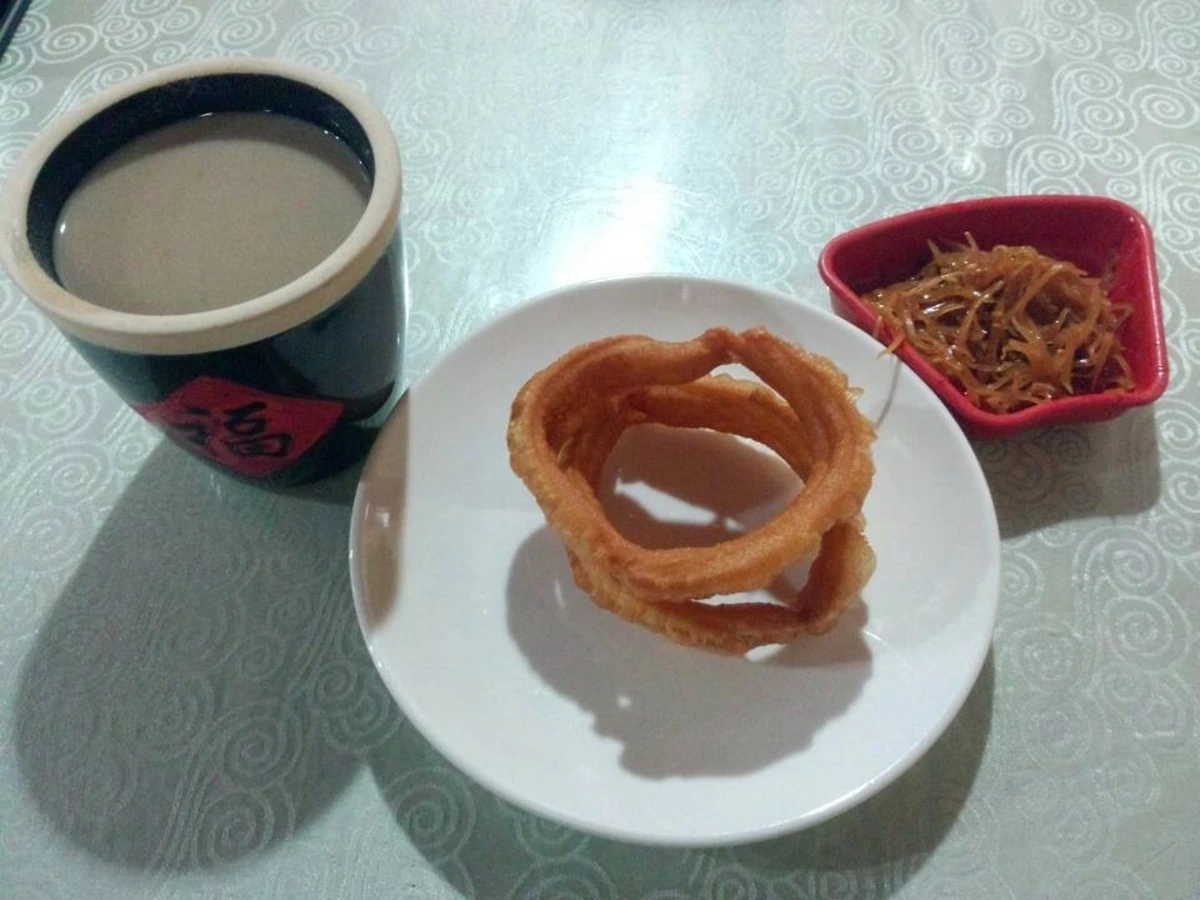 Douzhi served with jiaoquan and pickled vegetables, the classic old Beijing pairing.