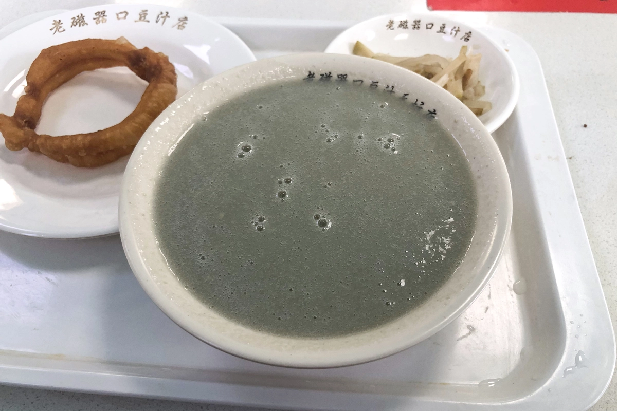 A tray of Beijing douzhi with jiaoquan and pickled vegetables at Laociqikou.