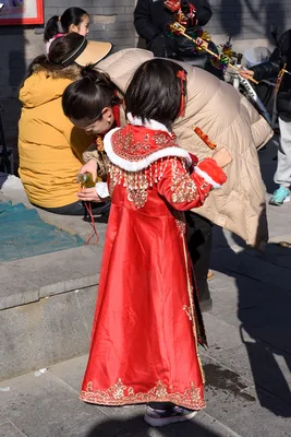 Tanghulu at Beijing Temple Fairs: Winter Snack Culture, Hawthorn Skewers, and What to Look For