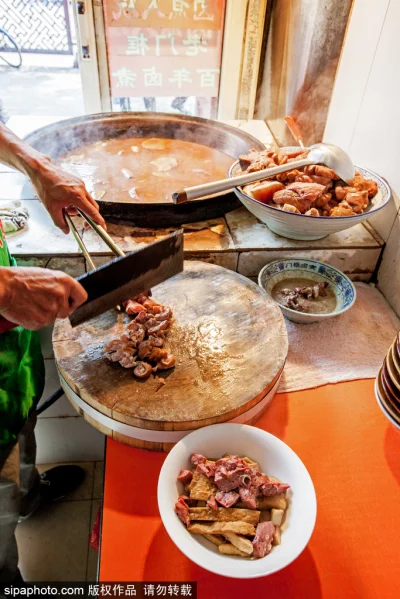 Served luzhu huoshao bowls for comparing old Beijing offal dishes.