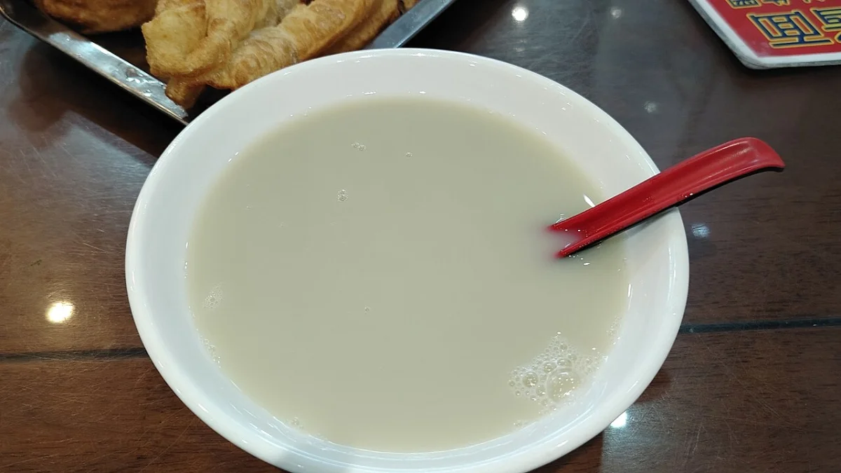 A bowl of Beijing douzhi used for comparison with doufunao and soy milk