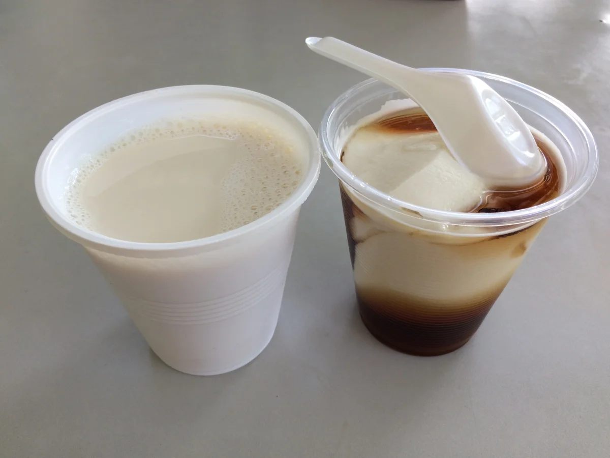 Doujiang and douhua served together, illustrating tofu dessert context outside Beijing breakfast