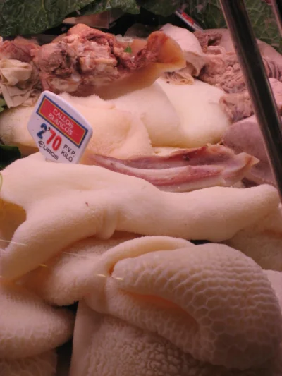 Raw tripe at a market showing honeycomb and smooth textures