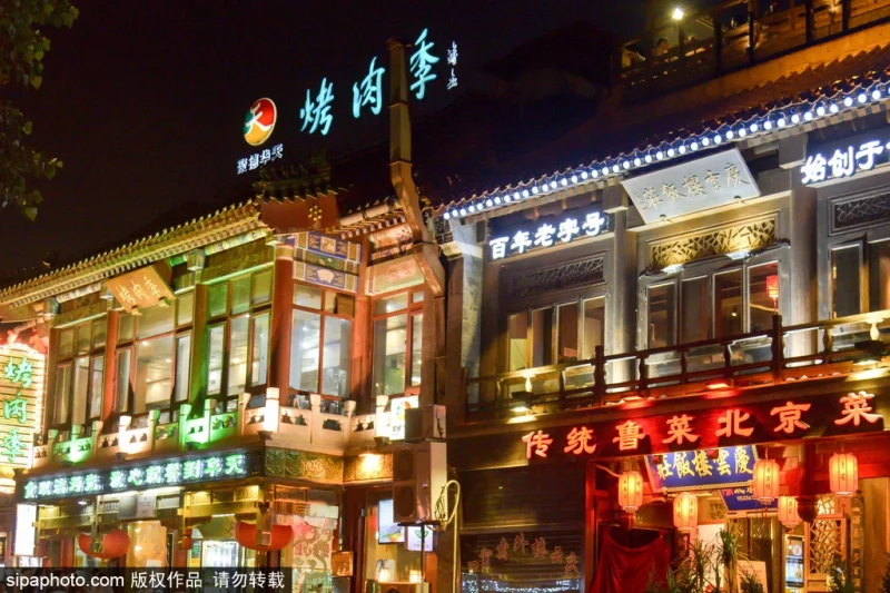 Shichahai time-honored food street setting linked with old Beijing snack culture