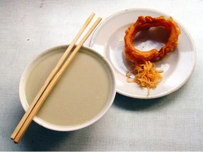 Beijing breakfast with douzhi and crisp jiaoquan