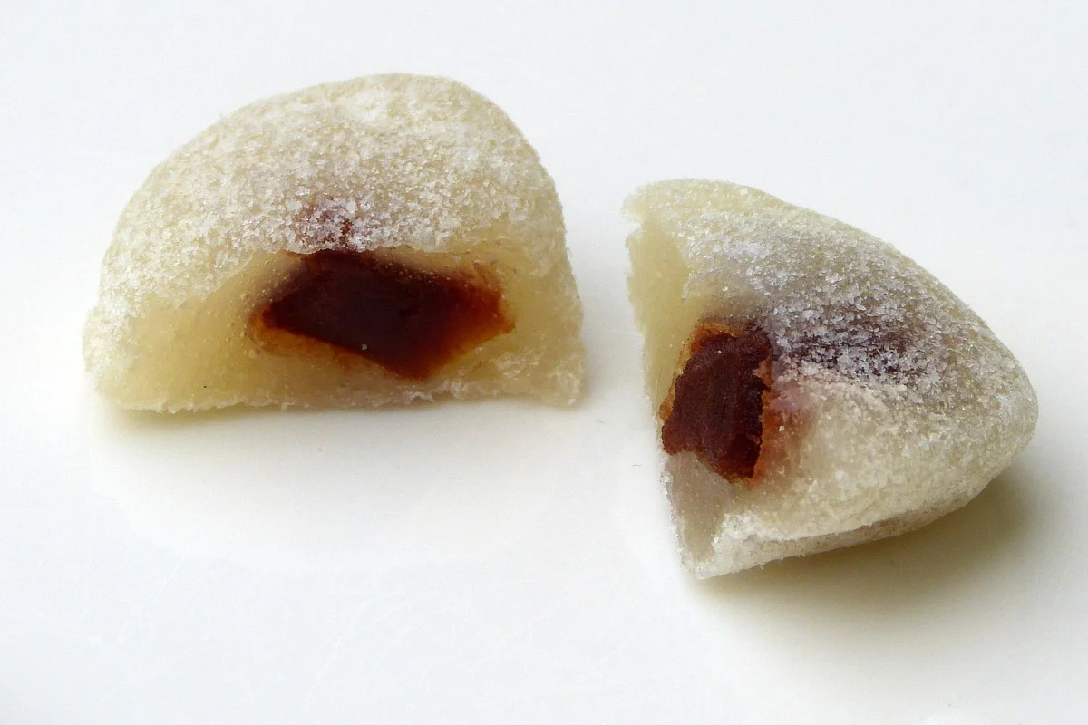 Aiwowo cut open to show its soft glutinous-rice exterior and dark filling