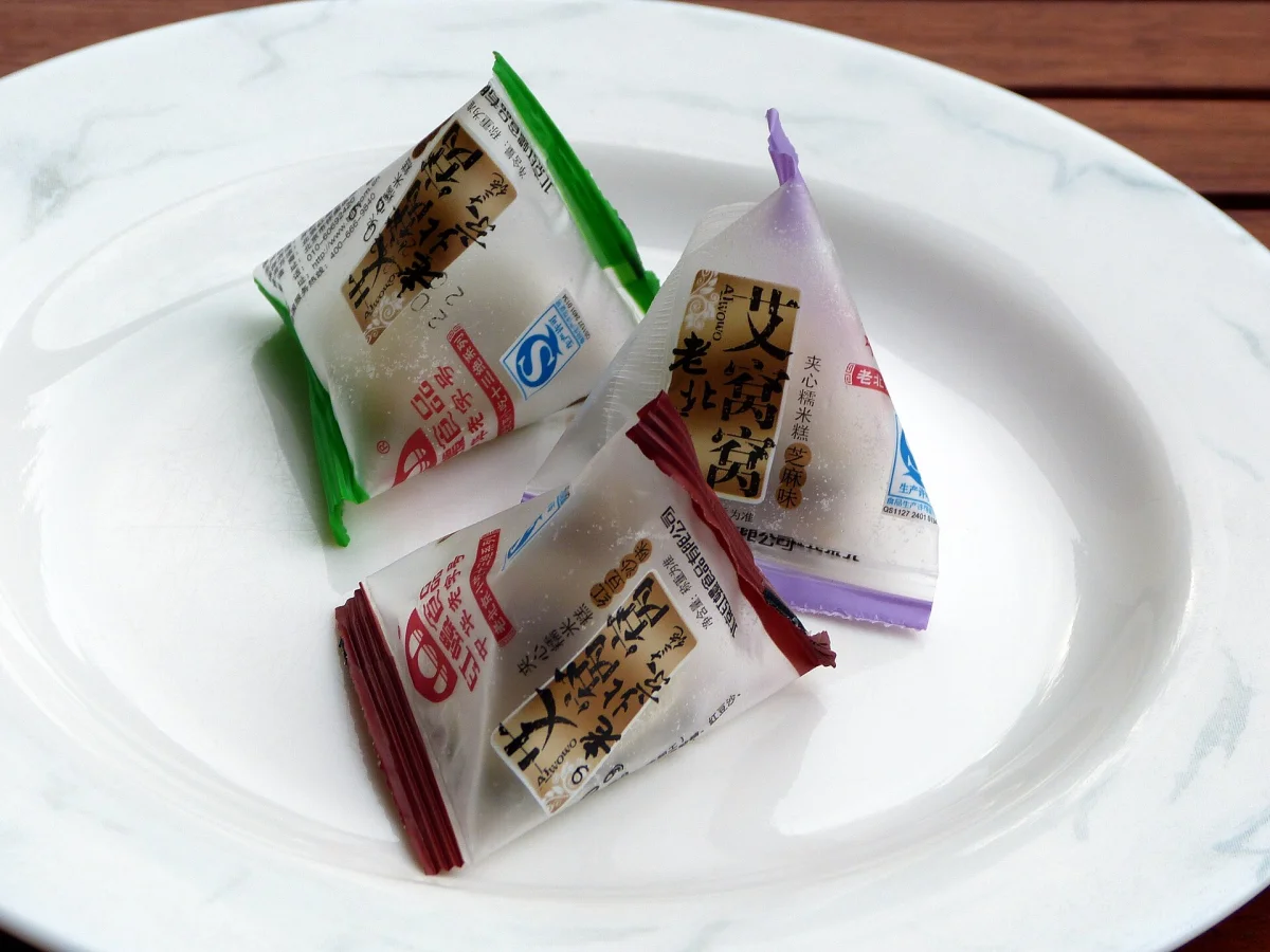 Individually wrapped Aiwowo snacks arranged on a white plate