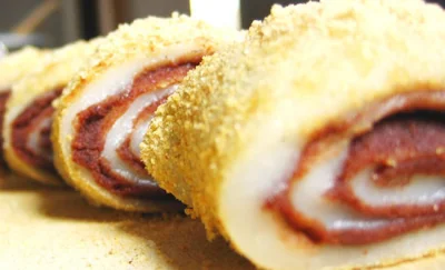 Sliced Lvdagun roll with red bean filling and a coating of toasted soybean flour