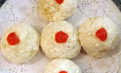 White Aiwowo glutinous-rice snacks with small red centres on a serving plate