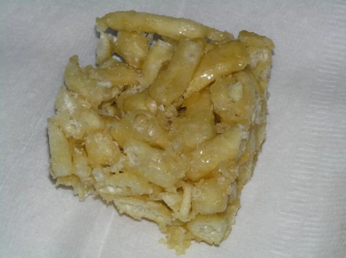 Plain saqima square showing the layered fried wheat strands and syrup binding