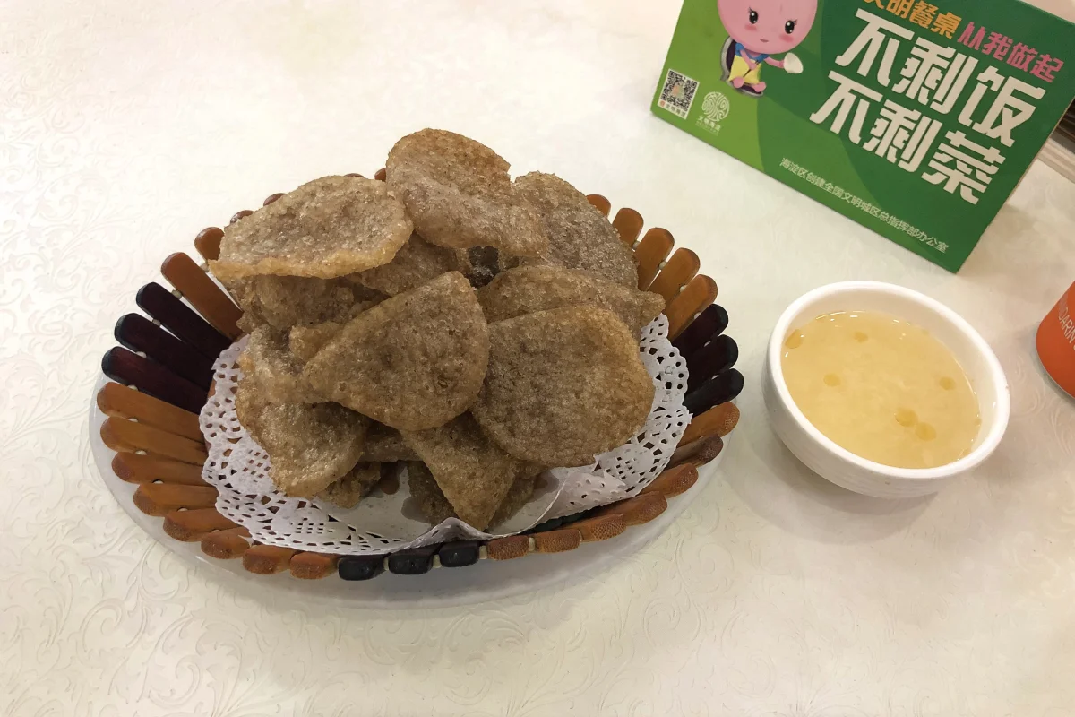 Pan-fried mung bean starch sausage slices served with garlic water